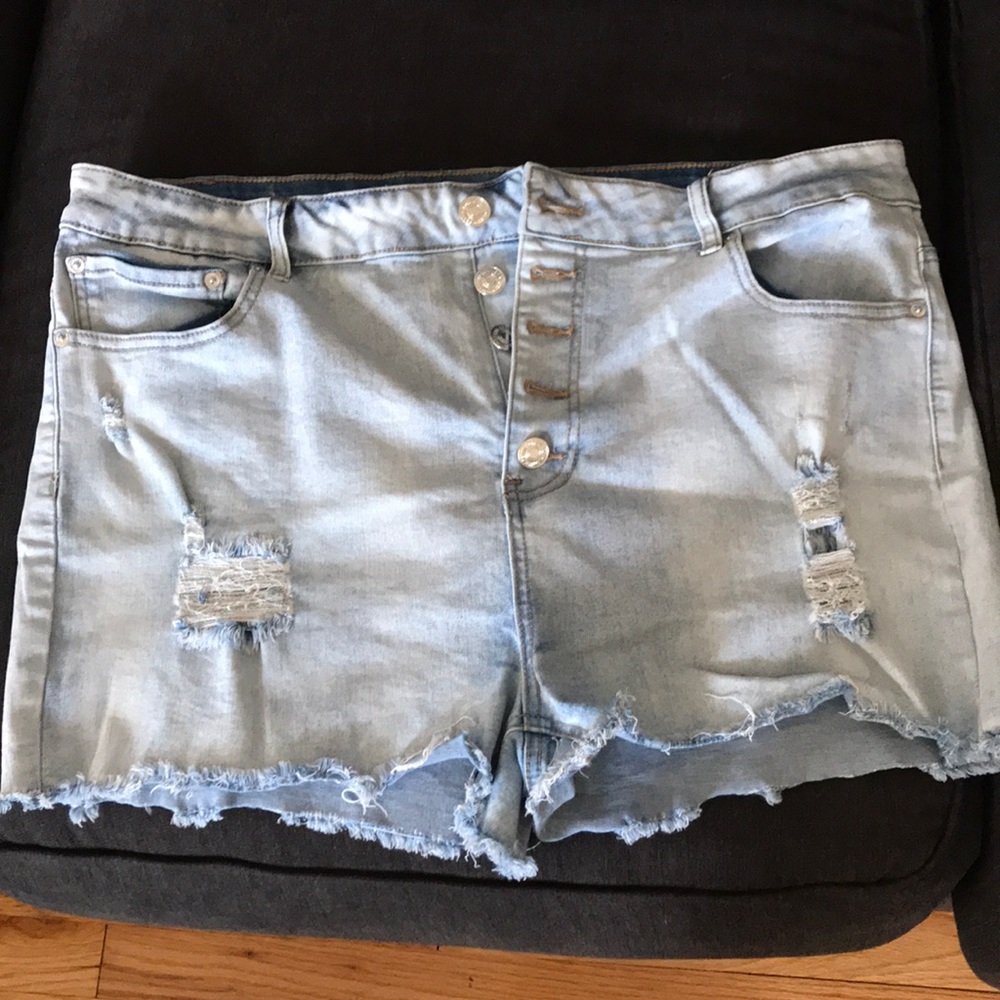 Frayed denim shorts